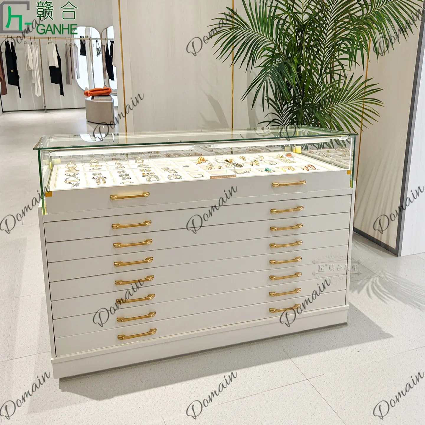 Jewelry With Watches - 81 N. Витрина из стекла в