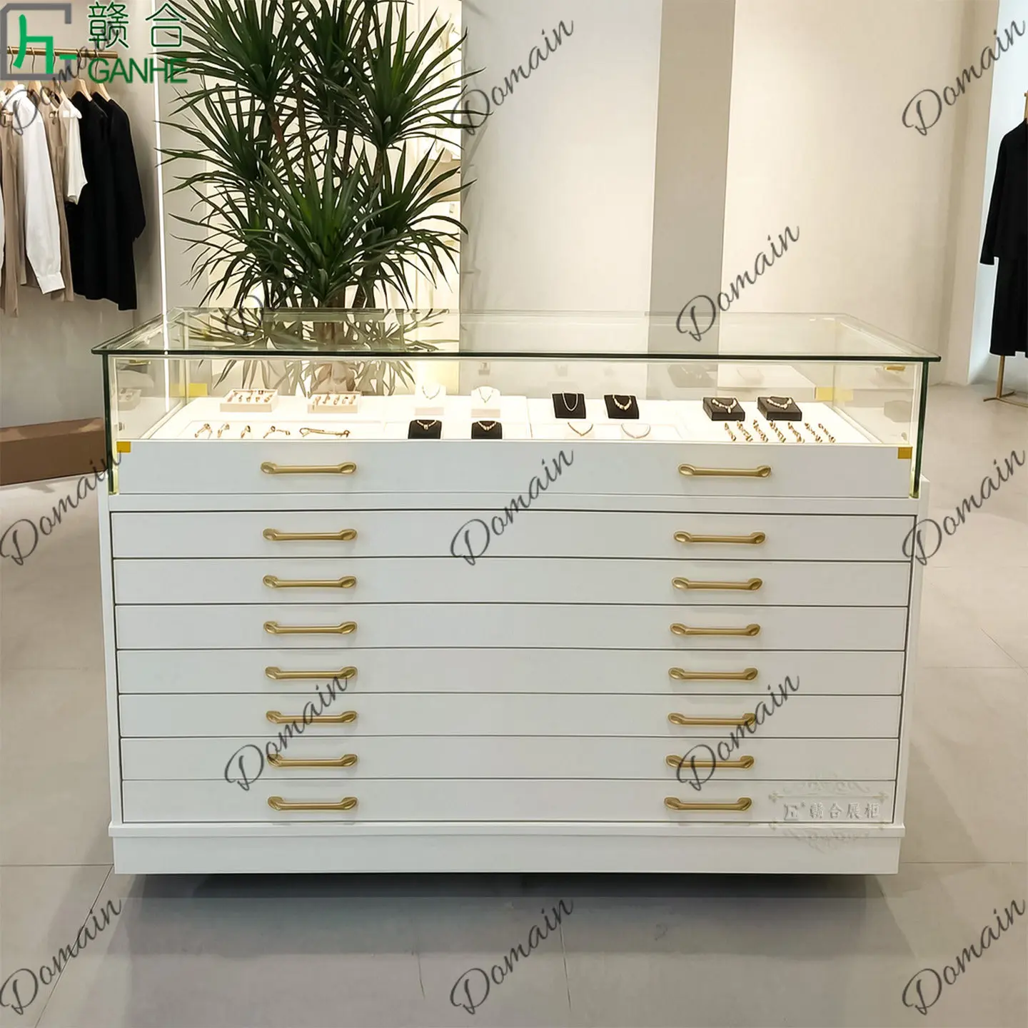 81 N. Витрина из стекла в стил – обзор и цена Jewelry With Watches